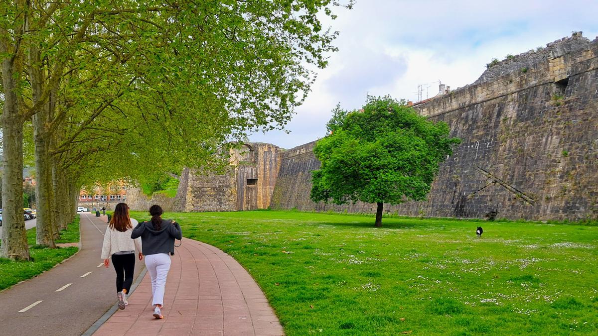 Muralla exterior con agradable paseo.