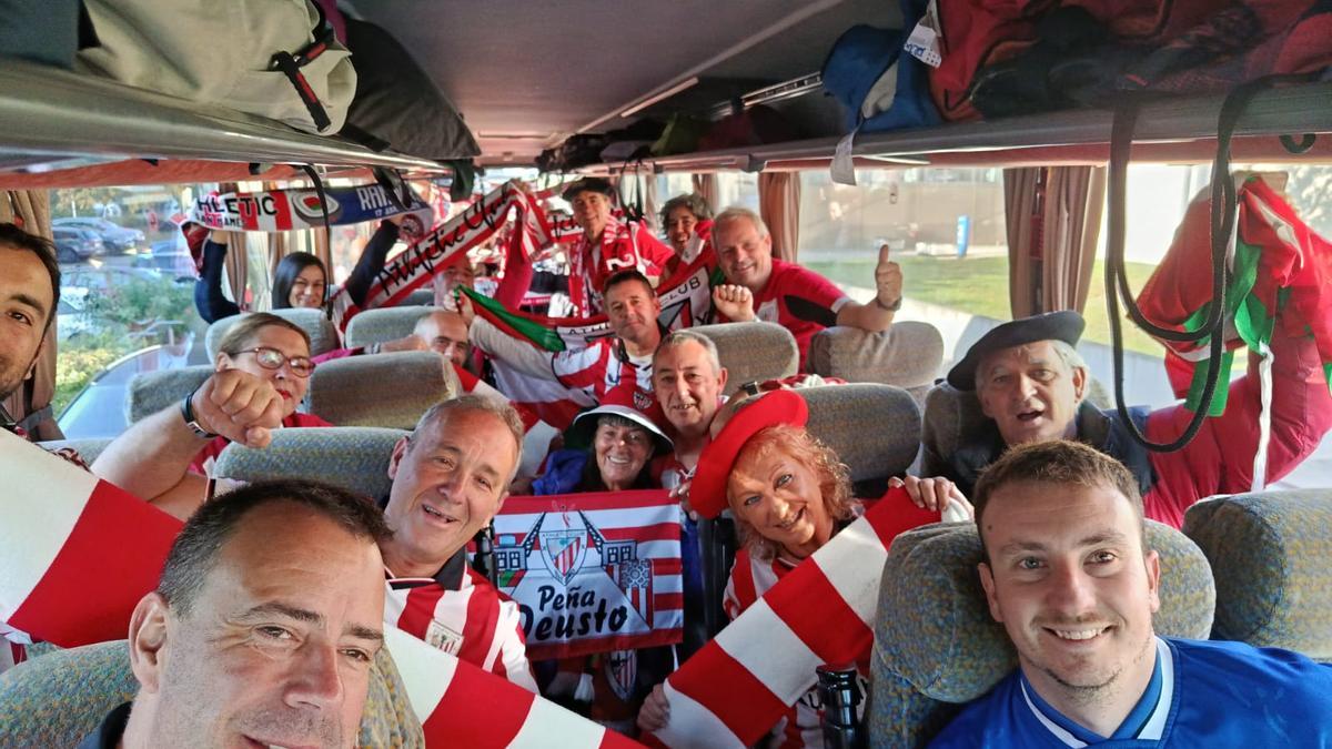 Integrantes de la Peña Deusto del Athletic llegan a Dortmund en autobús