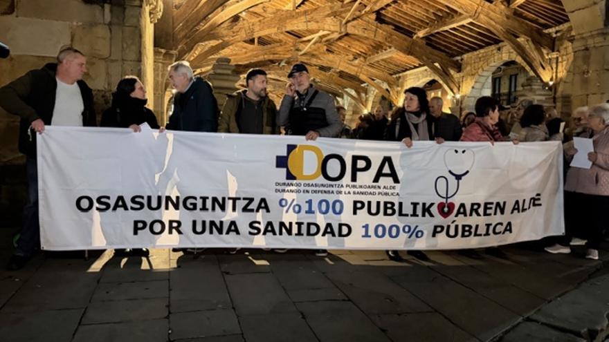 Decenas de personas se movilizan en Durango por los recortes en Osakidetza
