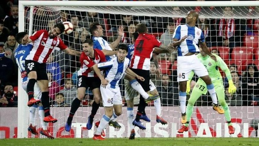 Raúl García cabecea un balón a la portería del RCD Espanyol