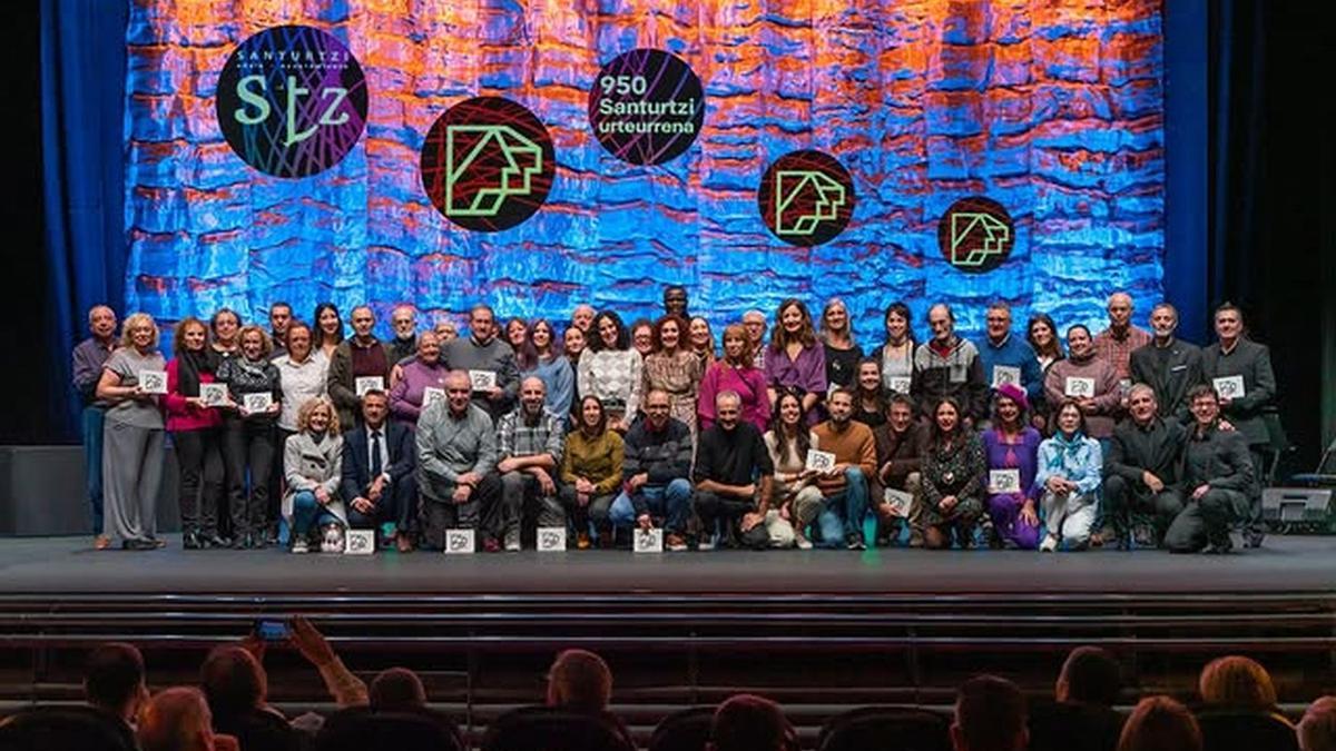 Foto de familia de la gala que cerró la celebración del 950 aniversario de Santurtzi.