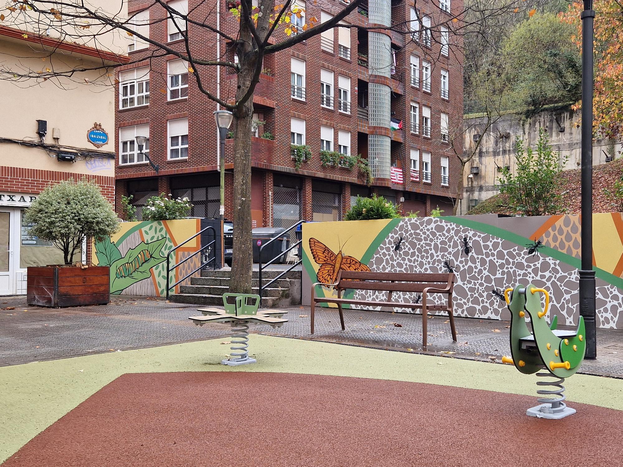 Nuevos columpios en la Campa Ibaizabal en el barrio de La Peña