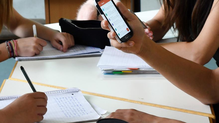El móvil interfiere en el estudio: casi la mitad de los adolescentes quiere usarlo menos