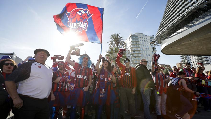 En imágenes: Fiesta baskonista en la llegada del equipo