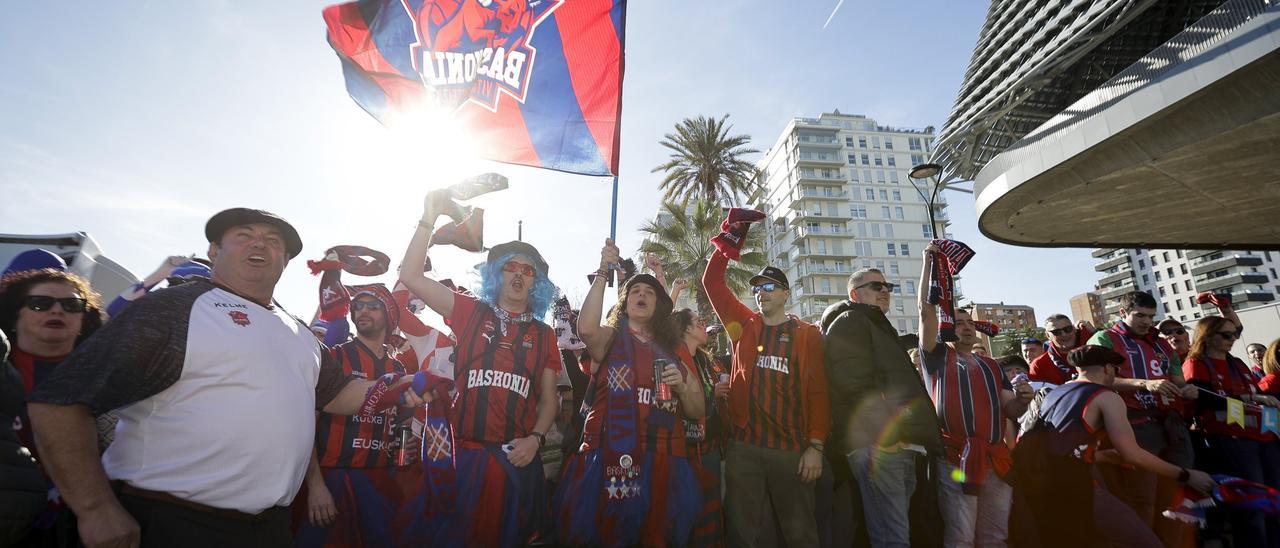 En imágenes: Fiesta baskonista en la llegada del equipo