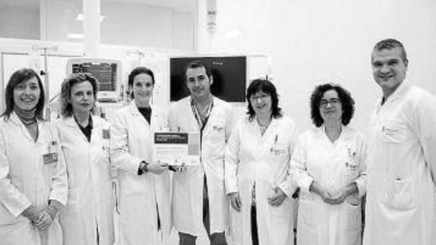 El equipo del Servicio de Digestivo, posando con el reconocimiento.