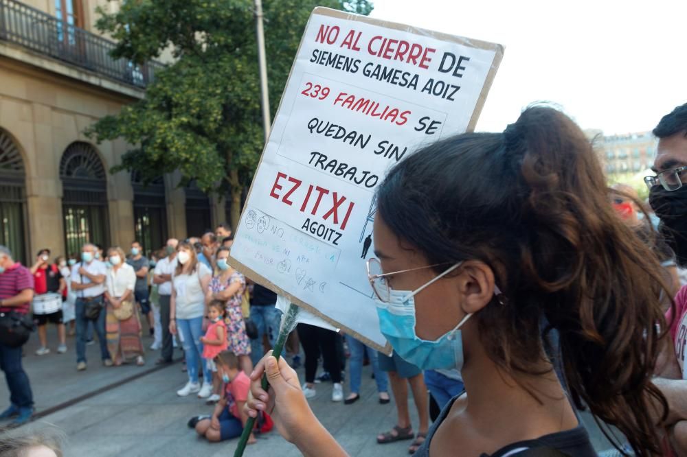 Cientos de personas participan este sábado en Pamplona en una manifestación contra el cierre de la planta que Siemens Gamesa tiene en la localidad de Aoiz y que supondrá la pérdida de empleo para sus