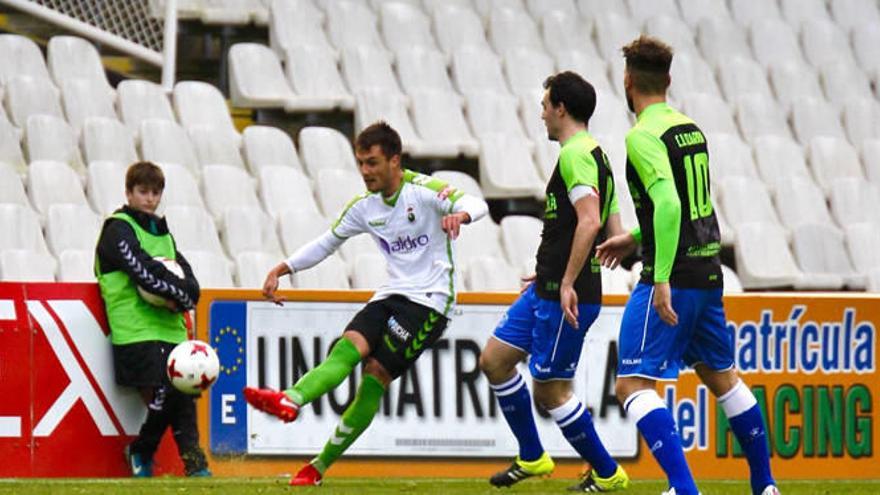 Yoel Sola y Briñol observan el golpeo de un jugador del Racing de Santander.