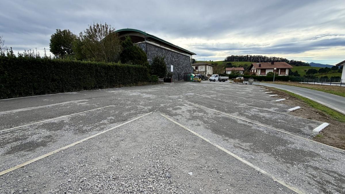 Aparcamientos de Askizu después de ser limpiados y organizados por parte del Ayuntamiento de Getaria.