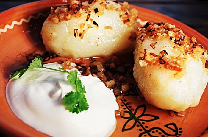 Cepelinai, una receta de patatas cocidas rellenas de carne.