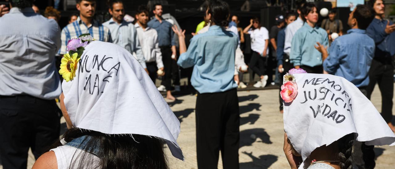 En imágenes: Milei minimiza los crímenes de la dictadura en Argentina en por el 50 aniversario del golpe