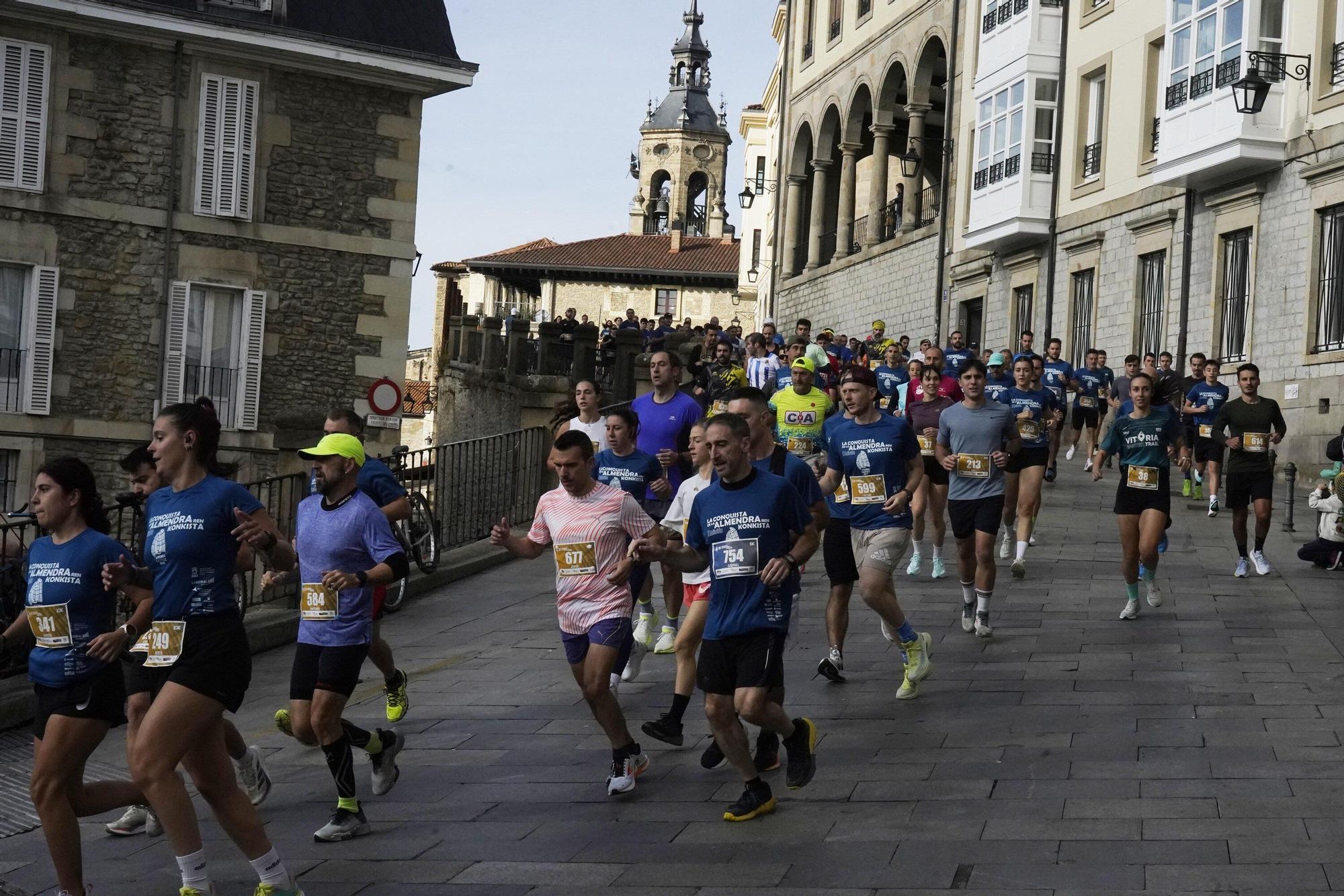 En imágenes: Miles de personas conquistan la Almendra de Gasteiz