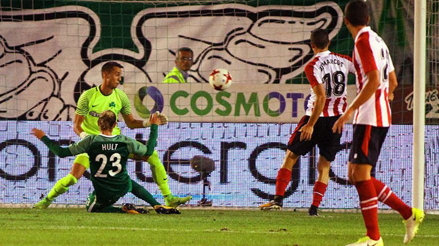Instante en que Óscar de Marcos ejecutá con su pierna derecha el tanto que suponía el 2-2.