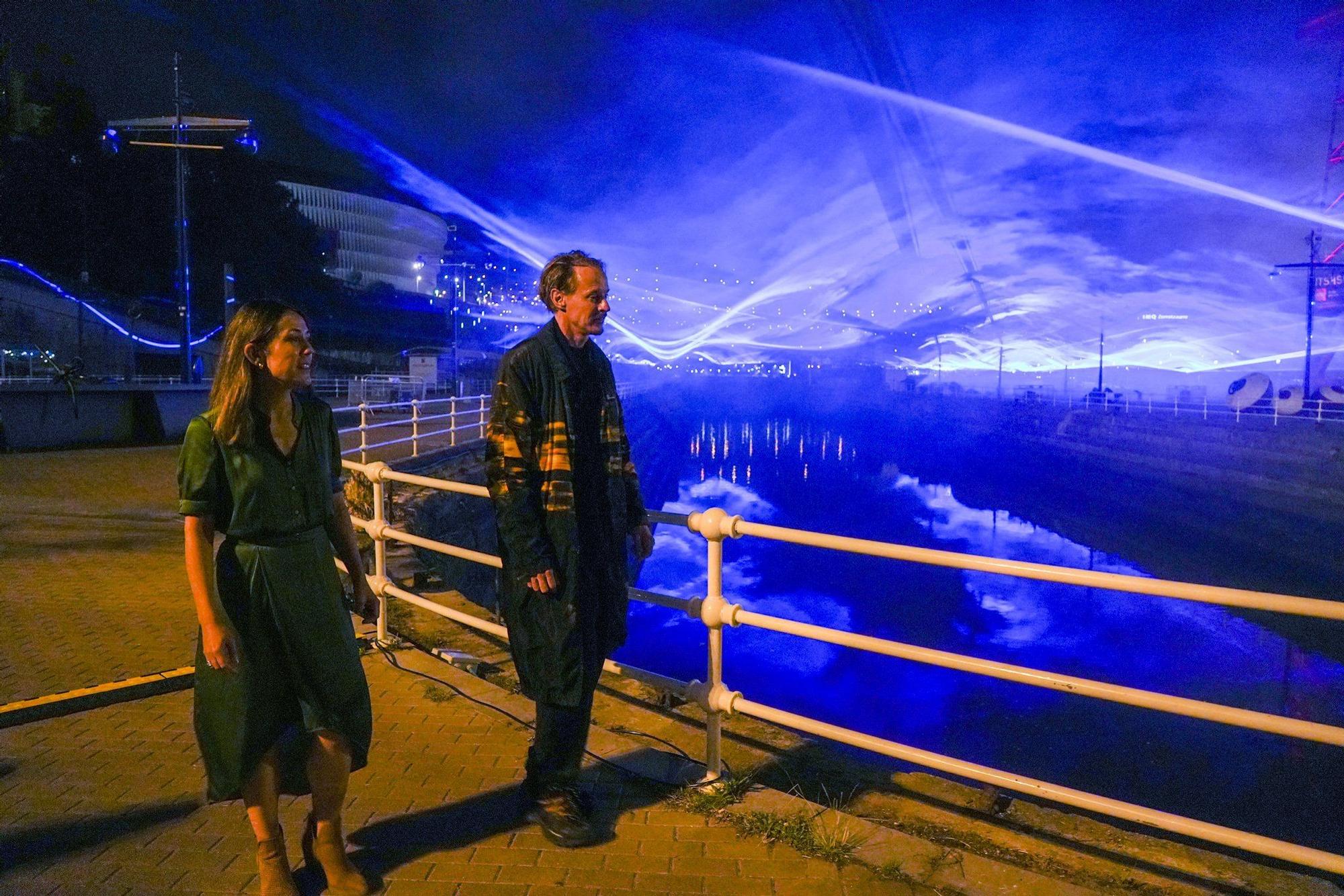 En imágenes: ‘Waterlicht’, un océano de luz azul sobre la ría de Bilbao