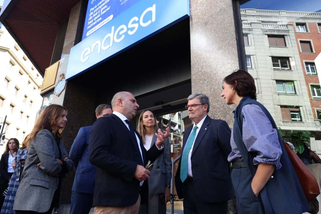 Endesa ha inaugurado hoy su nueva tienda en Bilbao, ubicada en la calle Iparraguirre, 37, bajo el innovador concepto “Endesa Tu Casa”. El alclde de Bilbao, Juan Mari Aburto, y la concejal Kontxi Claver departe con directivos de ENDESA a las puertas de la nueva tienda de Bilbao.