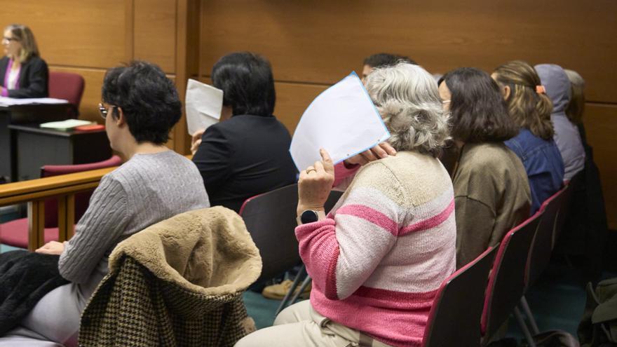 El gerente de la clínica ha explicado que dos veces al año durante 40 días los antiabortistas se concentraban a diario para rezar, con rosarios, con camisetas y con carteles