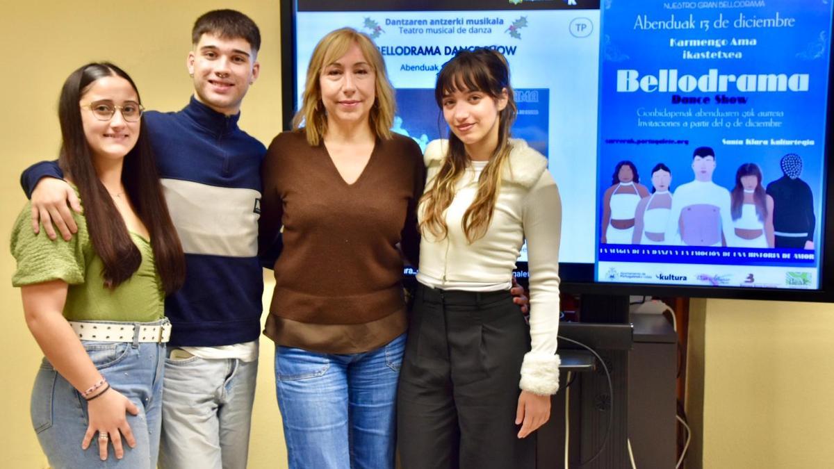 La edil, Estibaliz Freije, con los tres jóvenes artistas.