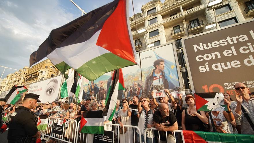 [Fotos] Las protestas por Palestina toman la alfombra roja del Zinemaldia