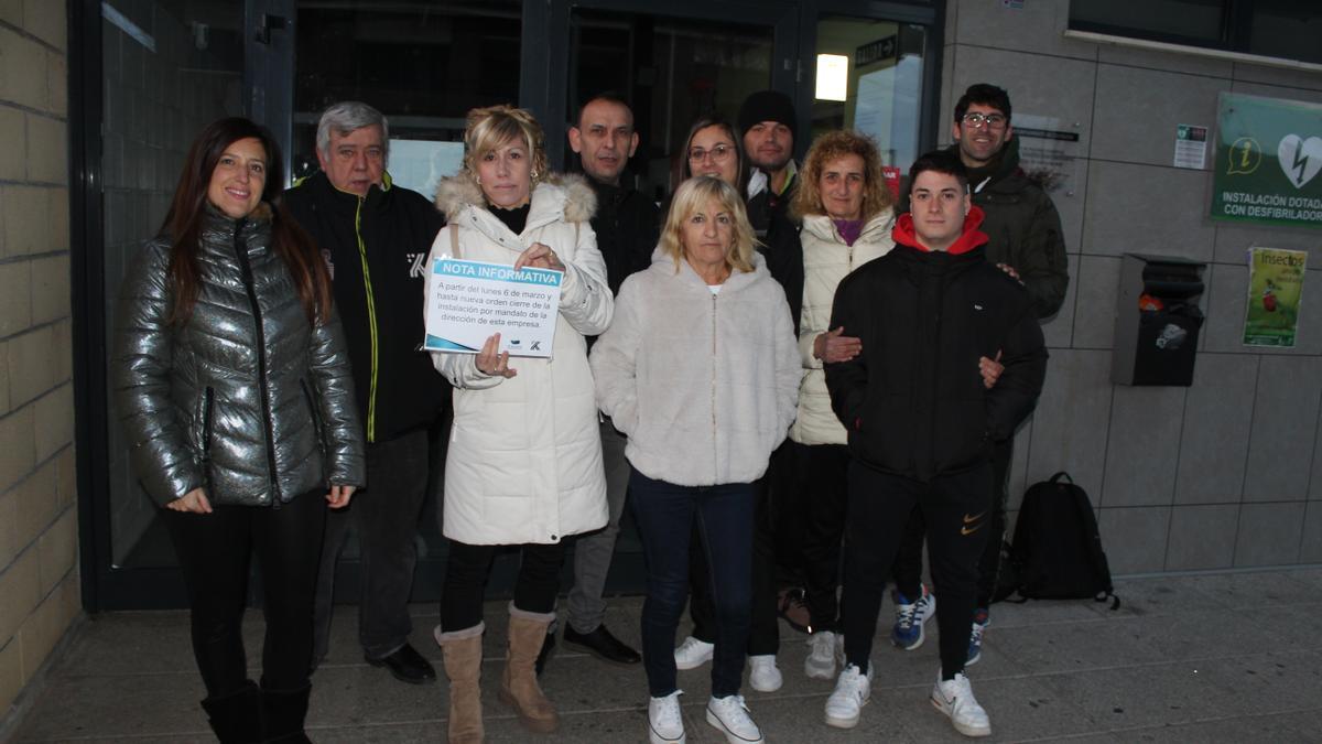 Trabajadores de la instalacion deportiva Romeral en la entrada cerrada por la empresa desde lunes 6 marzo