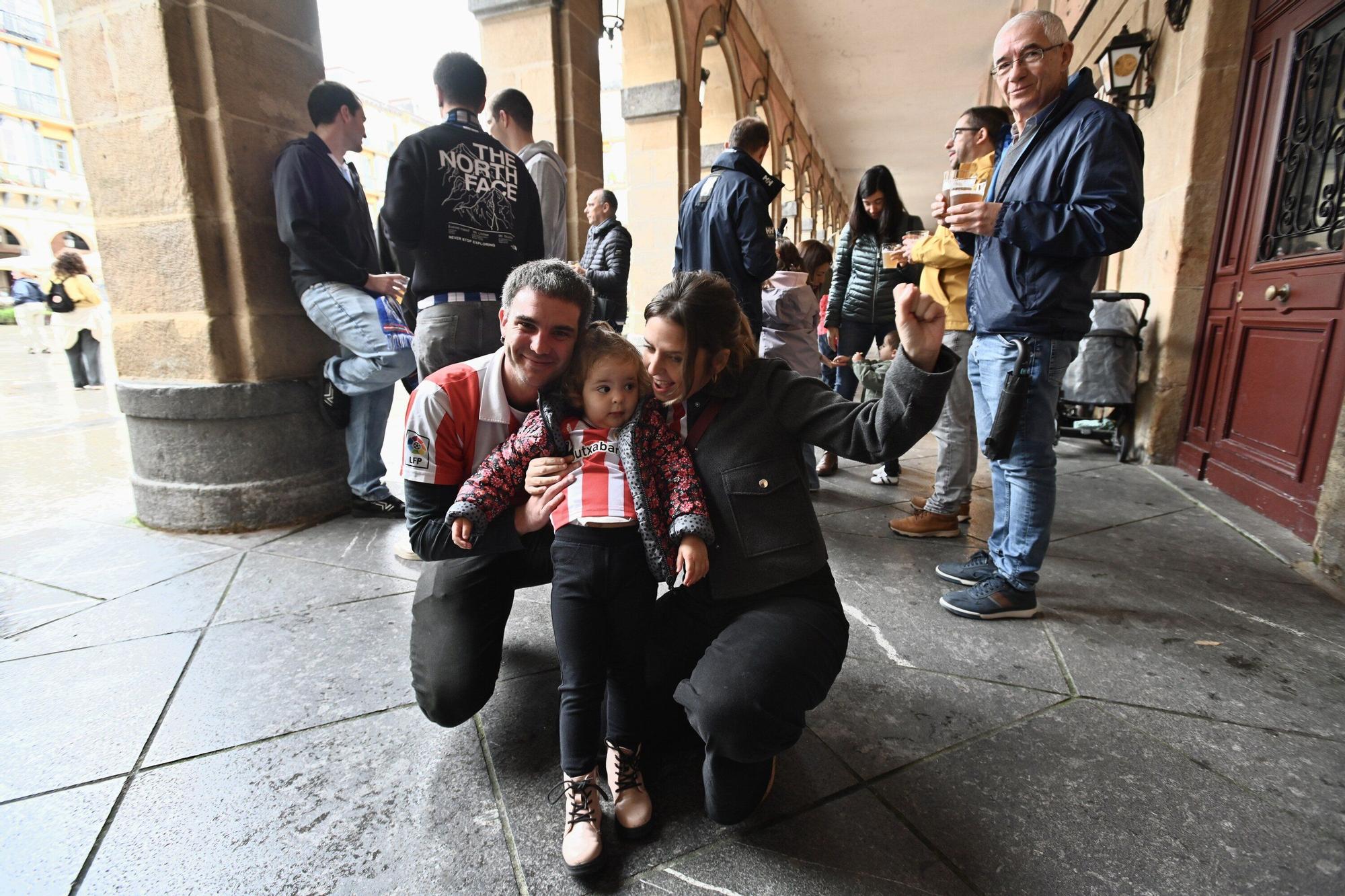 En imágenes: gran ambiente entre aficiones en la previa del derbi