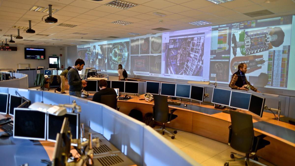 Vista general de una sala de control del CERN en Suiza.