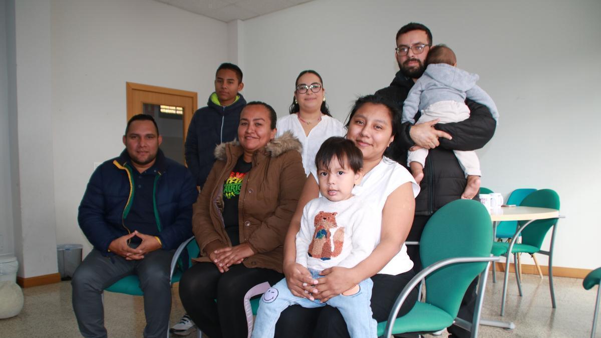 (Arriba) Leyshman Blanco Gámez, Maider (voluntaria), Sandy Ariel Aguilar con Aeón en brazos. (Abajo) Henry Blanco, Karla Gámez y Adriana Soza con su hijo Armando.