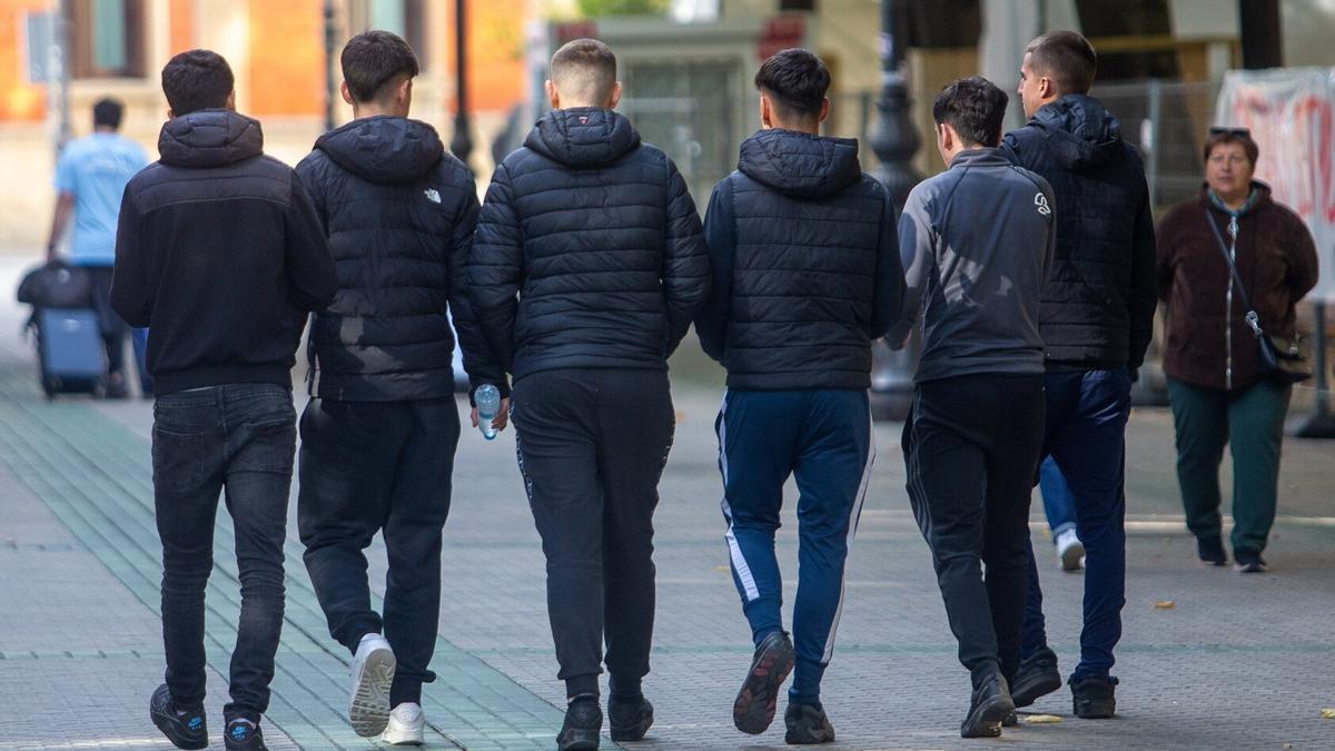Un grupo de jóvenes, paseando por el Paseo de Sarasate.