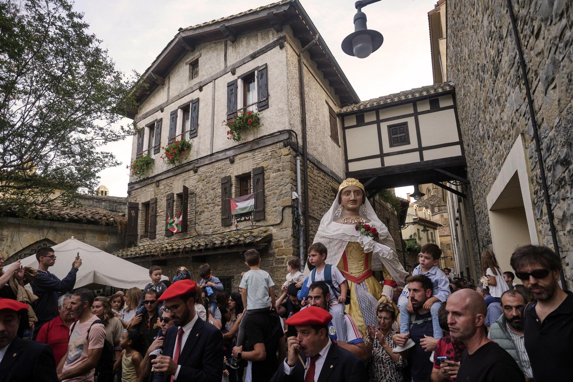 Comparsa de Gigantes y Cabezudos por San Fermín Txikito
