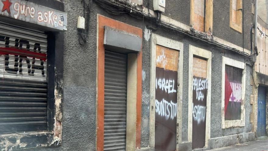 Amorebieta-Etxano denuncia la aparición de pintadas y carteles