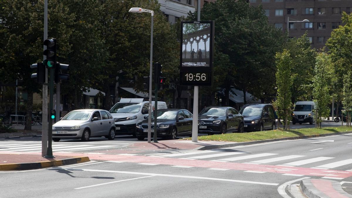 Uno de los nuevos dispositivos de reloj-temperatura en Pamplona.
