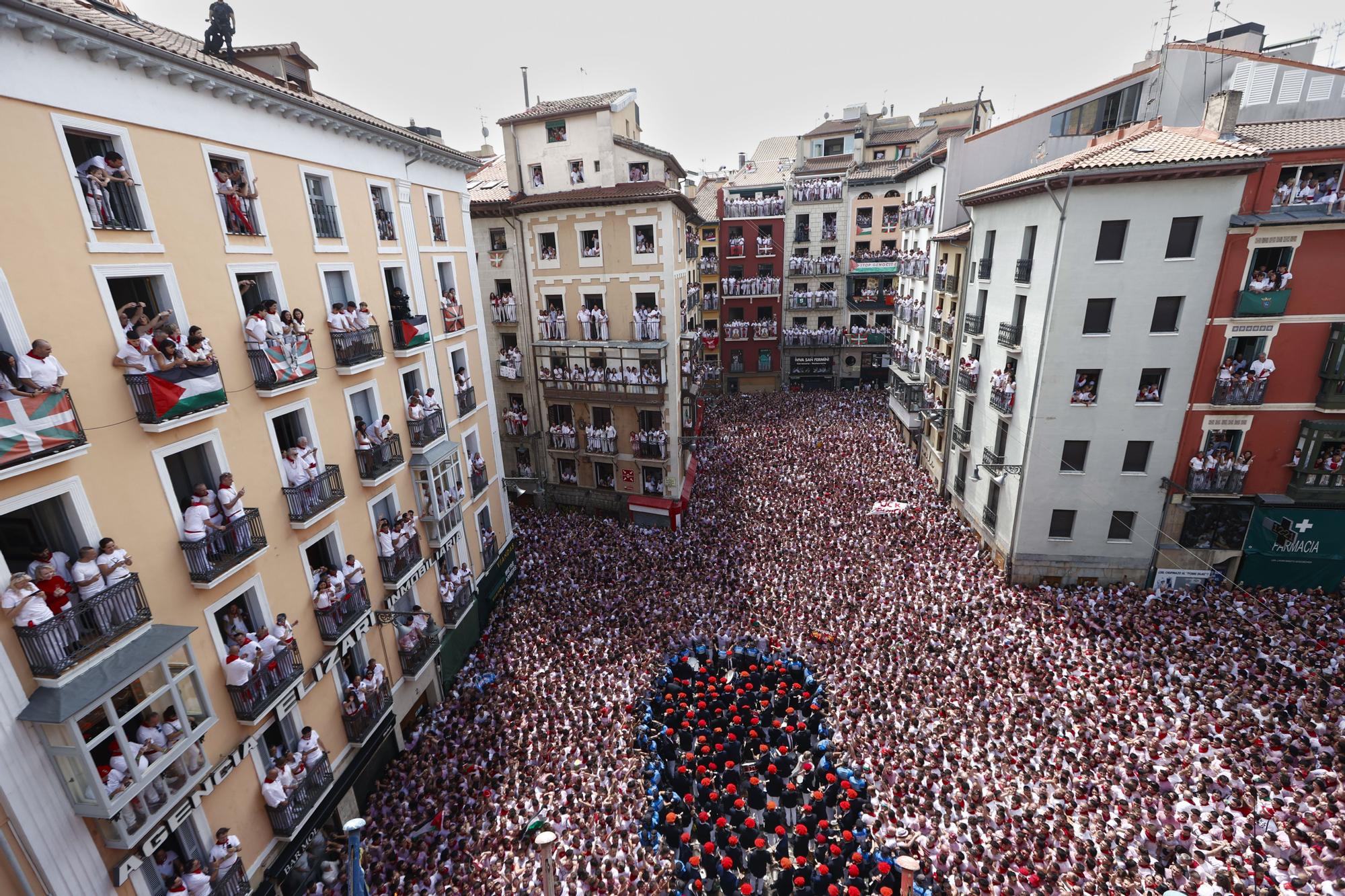 Fotos del  Chupinazo de San Fermín 2025 en Pamplona: ¡La fiesta más internacional se enciende con un grito solidario por Palestina!
