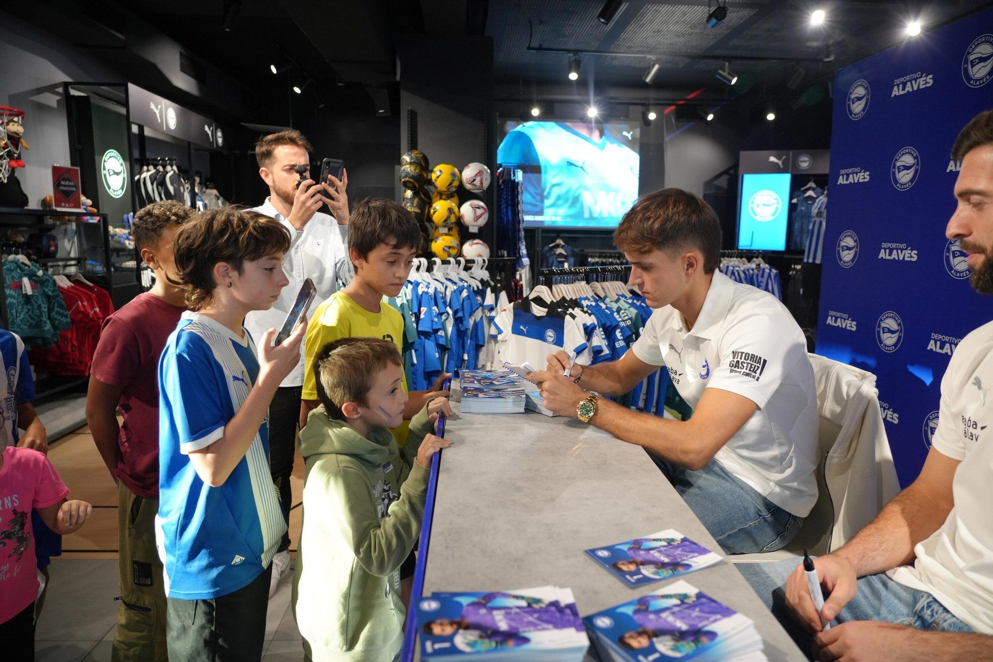 En imágenes: Firma de autógrafos para desbordar Vitoria-Gasteiz de ilusión albiazul