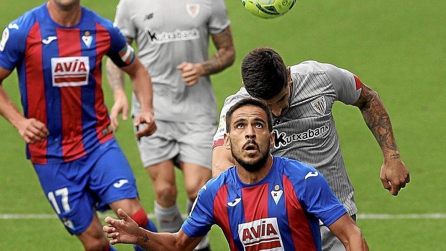 Recio y Yuri pugnan por un balón aéreo ante la mirada de Kike García e Iñigo Martínez. Foto: Javi Colmenero