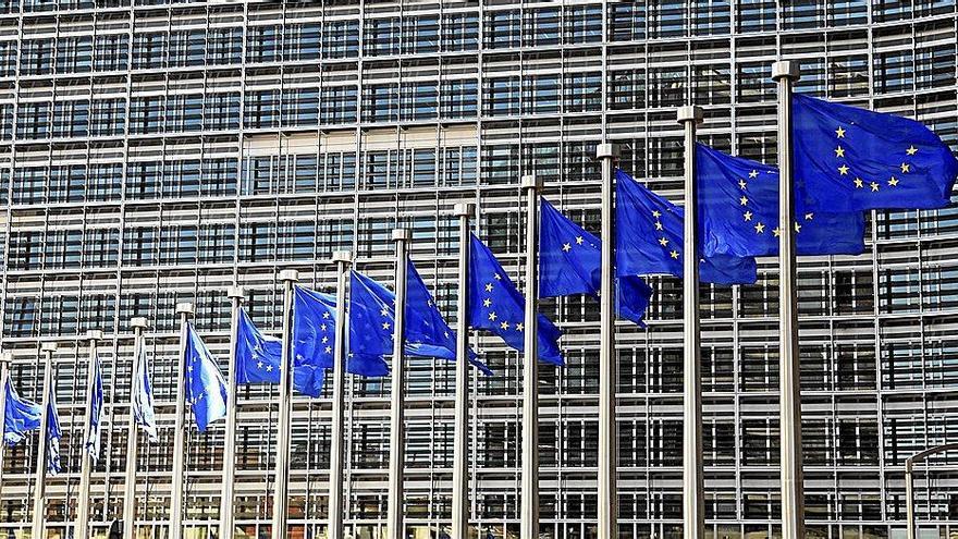 Banderas de la UE ondean en la fachada de la Comisión Europea en Bruselas.