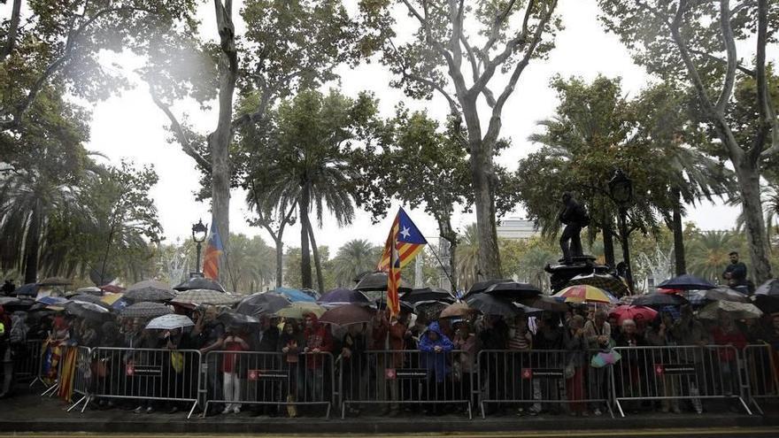 Cientos de personas se han concentrado a las puertas del Tribunal Superior de Justicia de Catalunya (TSJC), para mostrar su apoyo a la vicepresidenta de la Generalitat Joana Ortega, que ha acudido esta tarde a declarar como imputada ante el Tribunal Super