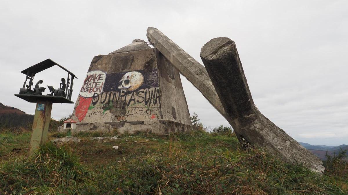 Vista del pedestal con la cruz de Morkaiko, ya derribada, y el belén de bronce que corona la cima del monte
