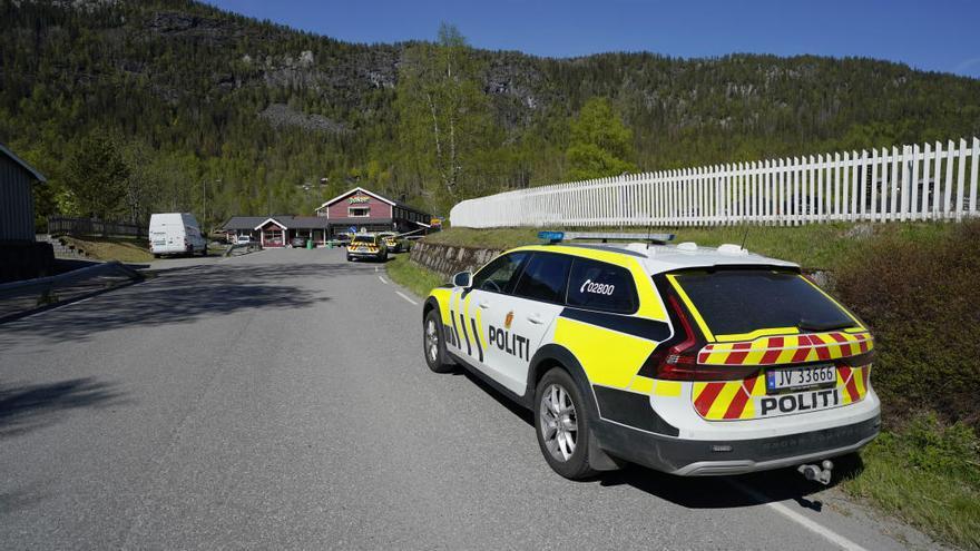 Vehículos policiales en la zona del ataque en Noruega.