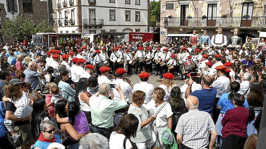 Alrededor de 40 gaiteros hicieron sonar sus gaitas en la plaza.