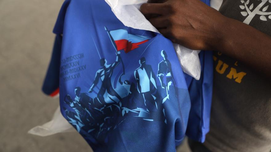La FIFA veta la camiseta de Haití para el Mundial por incluir una escena bélica histórica
