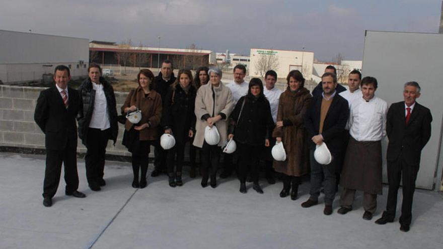 Autoridades, con Enrique Martínez y trabajadores de Grupo Maher, en la azotea de la planta.