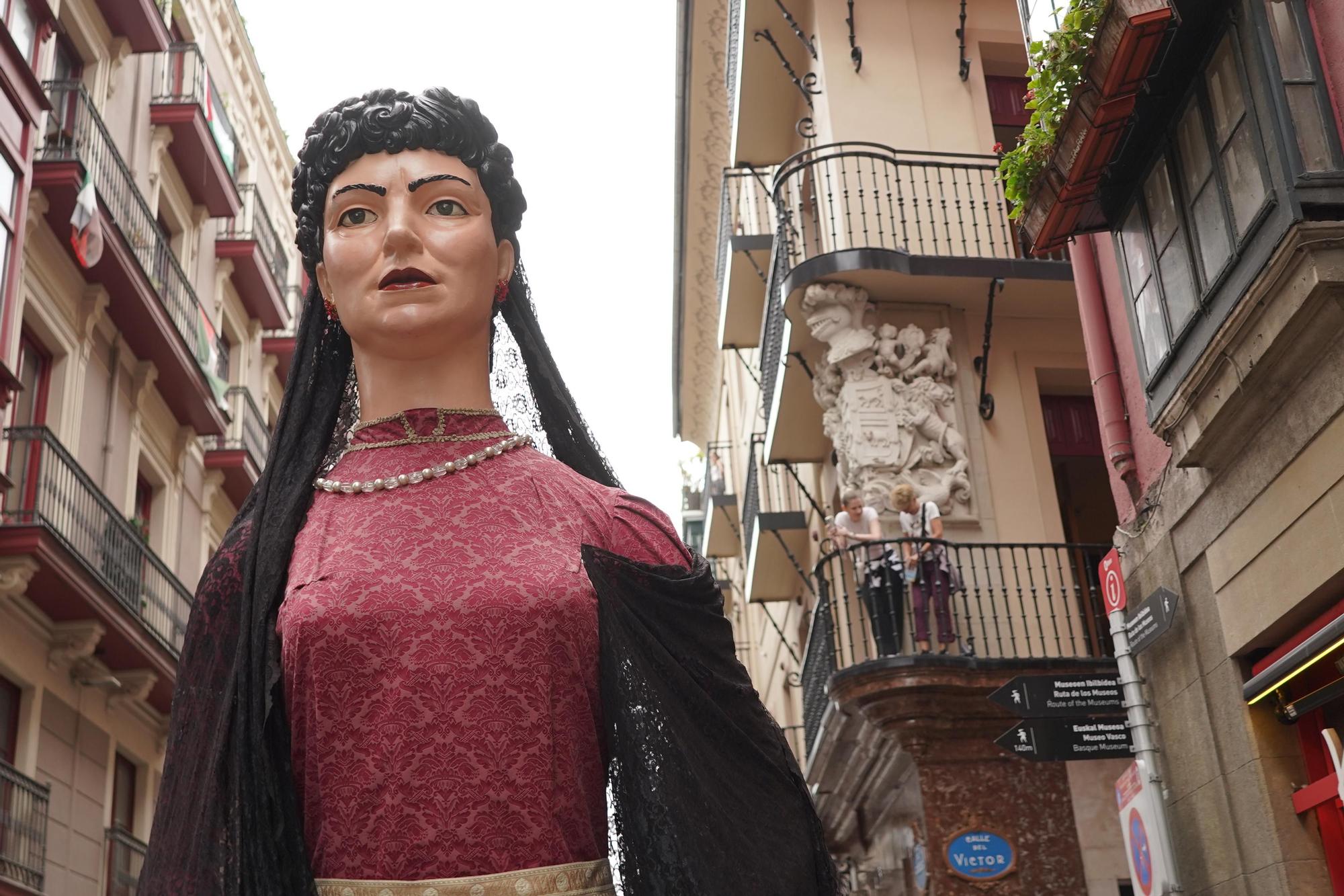 Desfile de gigantes y cabezudos en Aste Nagusia