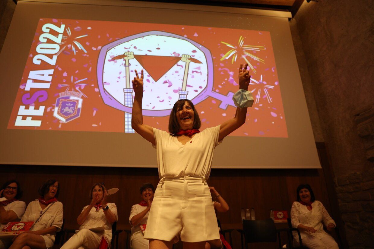 La Asociacion Festa-Los de Bronce entrega el Premio Festa 2022 a las mujeres que impulsaron la desaparición de las llamadas "madrinas" de las peñas en los Sanfermines