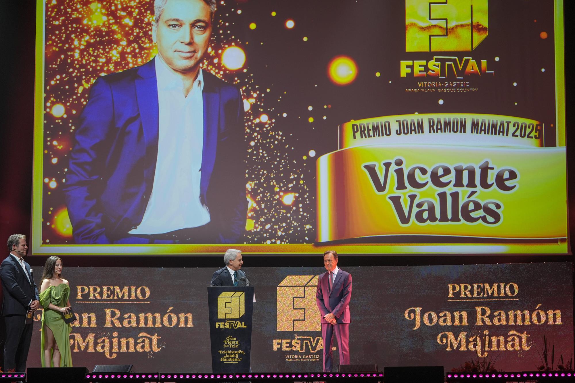 Vicente Vallés (i) y Matías Prats (d) durante la gala de clausura del FesTVal de Vitoria