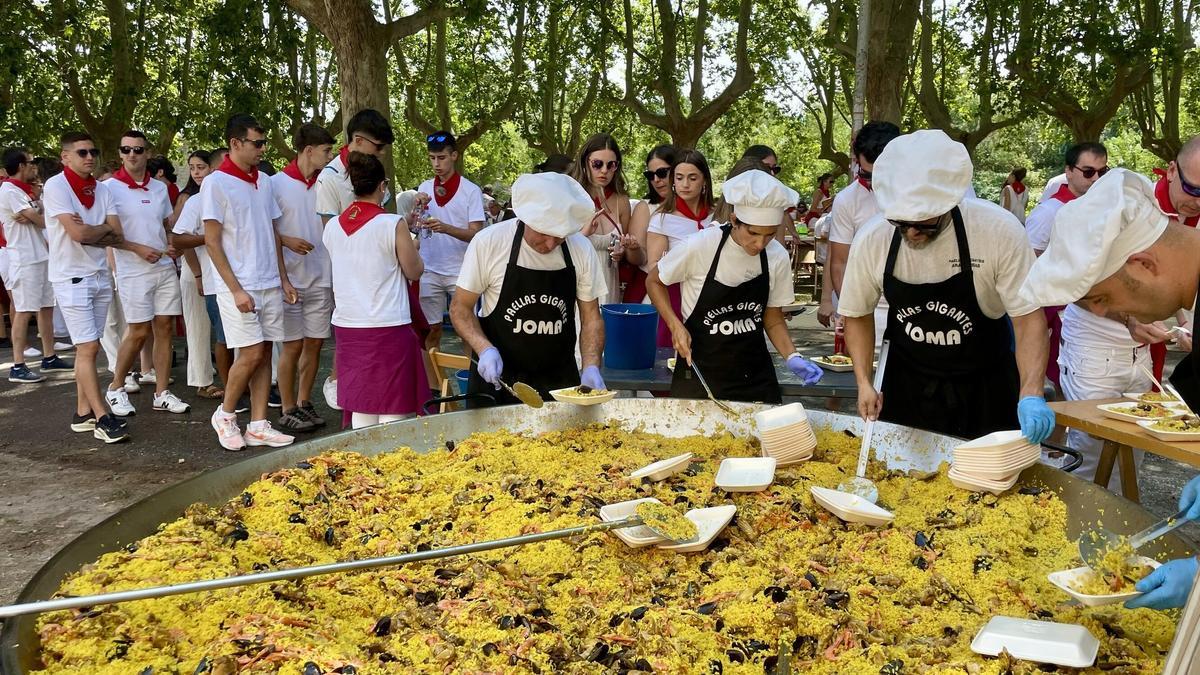 La paella fue el plato principal de la comida popular.