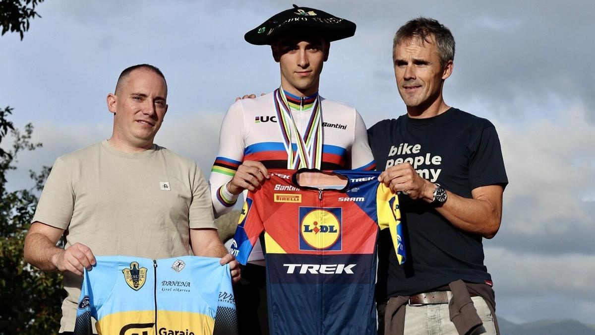 Eñaut Urkaregi posa con un maillot del Lidl-Trek junto a Markel Irizar y a un representante del Tolosa-Danena, durante el homenaje que recibió en Larraul en septiembre. Eñaut Urkaregi posa con un maillot del Lidl-Trek junto a Markel Irizar y a un representante del Tolosa-Danena, durante el homenaje que recibió en Larraul en septiembre.