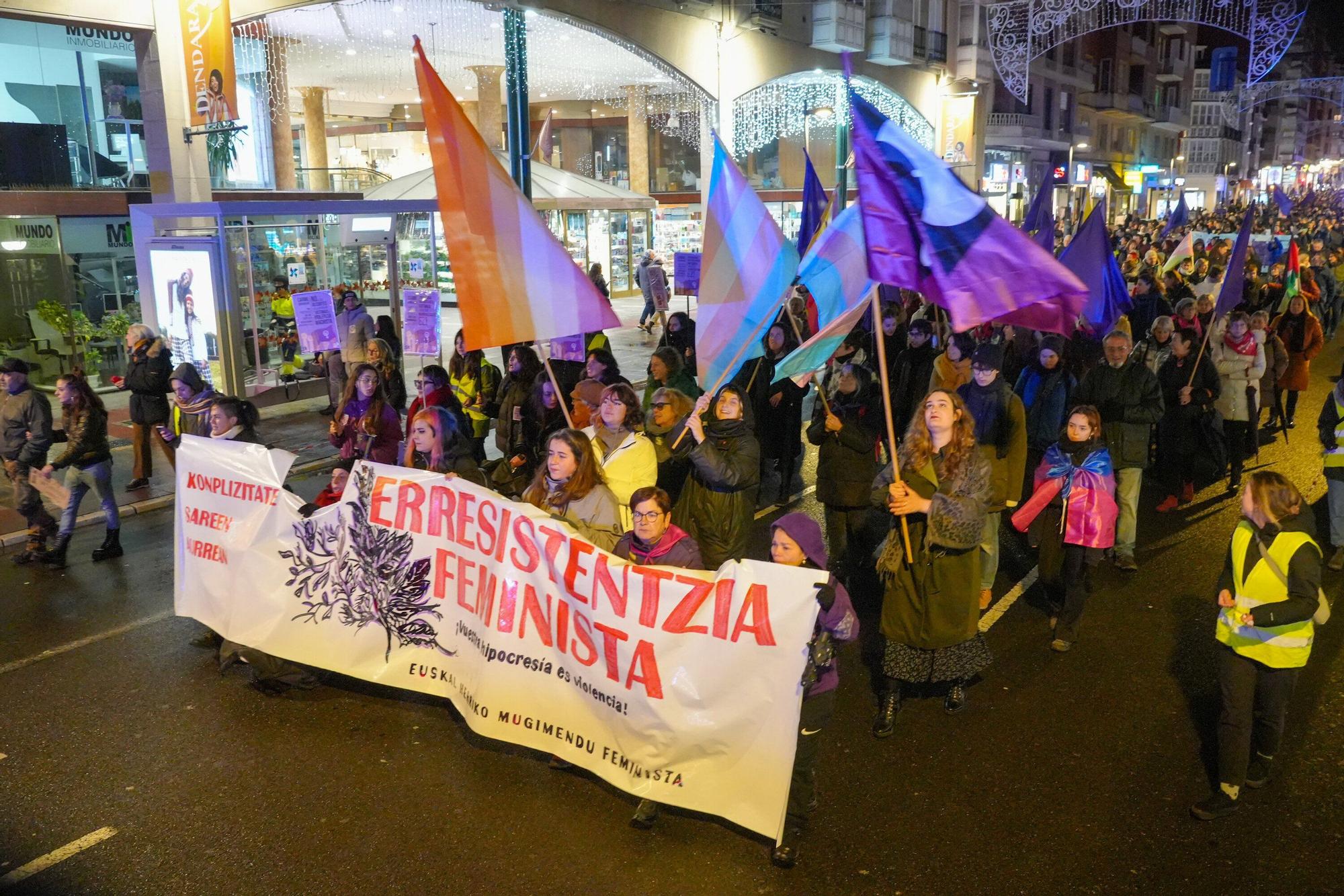 En imágenes: El Movimiento Feminista de Euskal Herria marcha por Vitoria el 25N