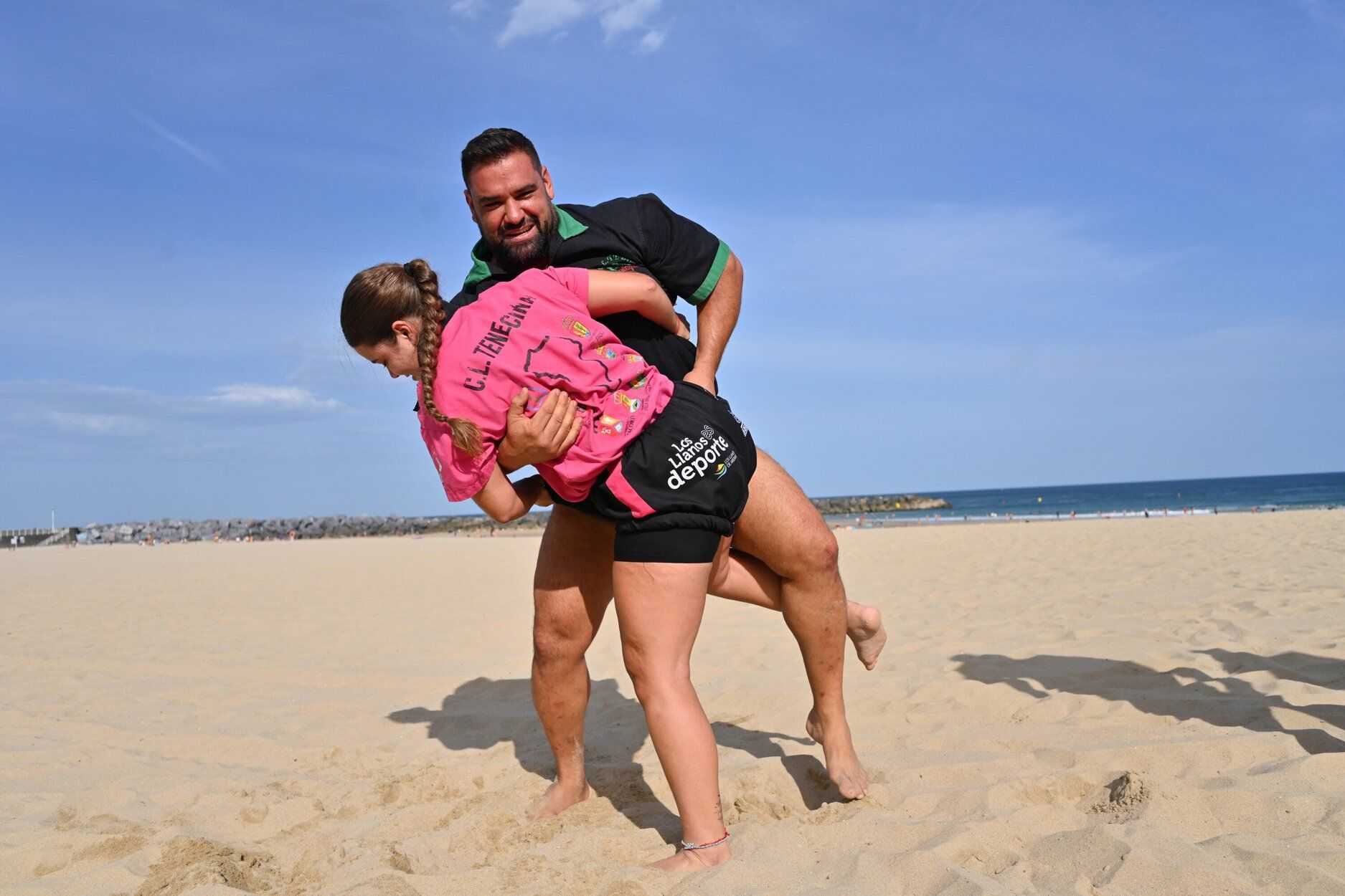 Espectacular exhibición de lucha canaria en la playa de la Zurriola