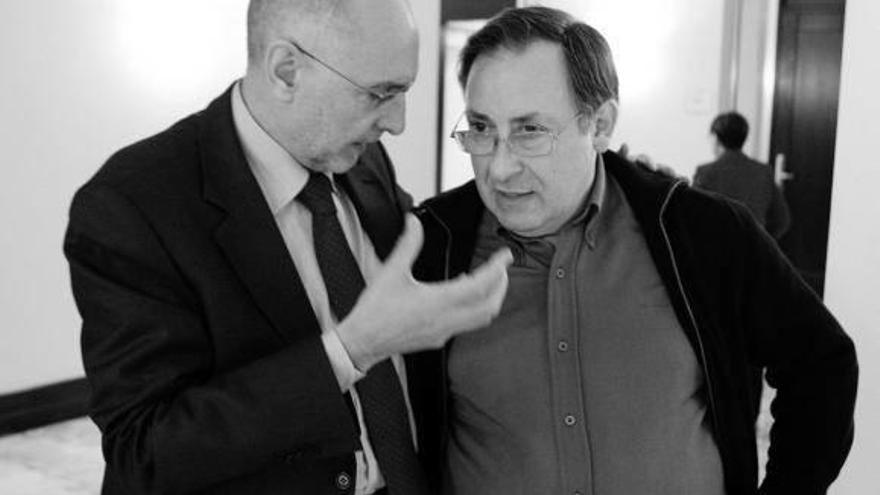 El consejero de Interior, Rodolfo Ares, y el parlamentario de EA, Jesus Mari Larrazabal, ayer, en la Cámara.