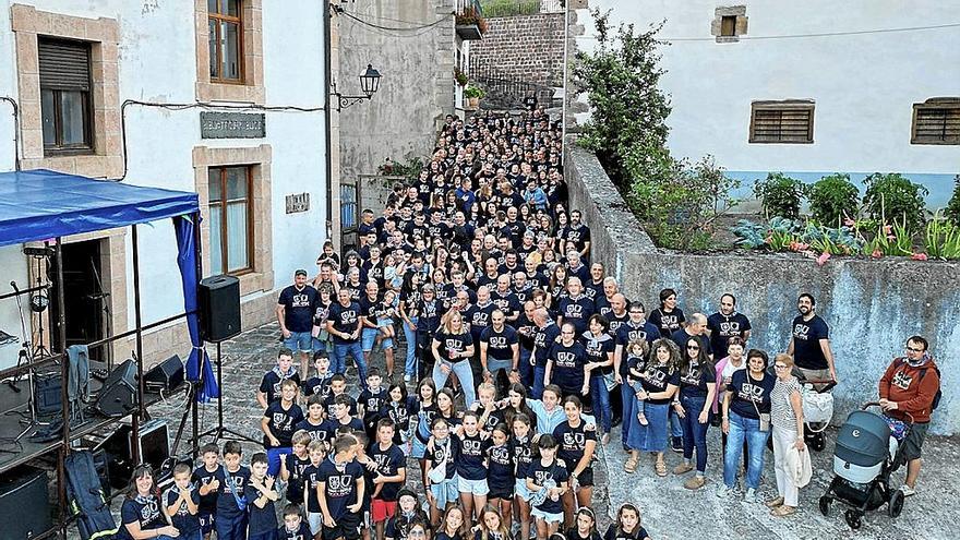 La cuadrilla del vecino Txema Arenzana, fallecido en mayo, lanzó el cohete.