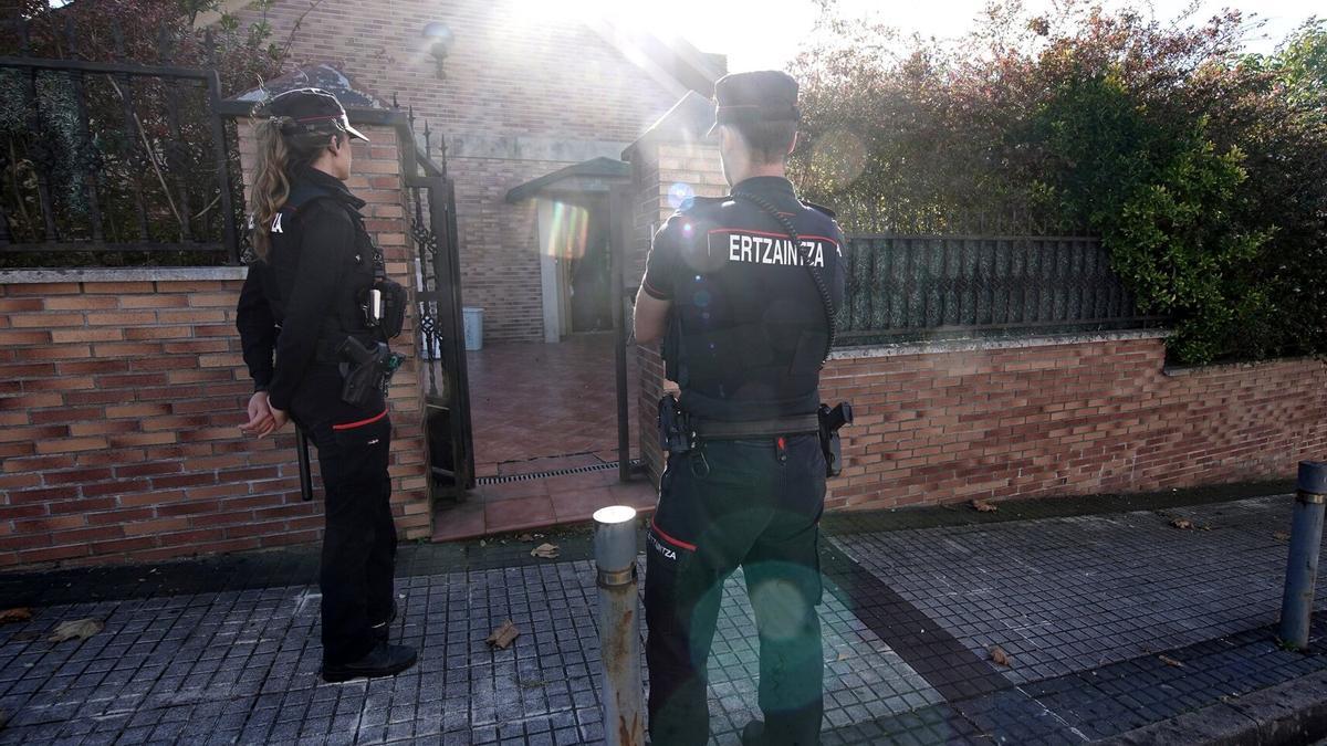 Dos ertzainas custodian el acceso al número 22 de la calle Aldapa de Egia, donde el miércoles pasado se ejecutó el lanzamiento.